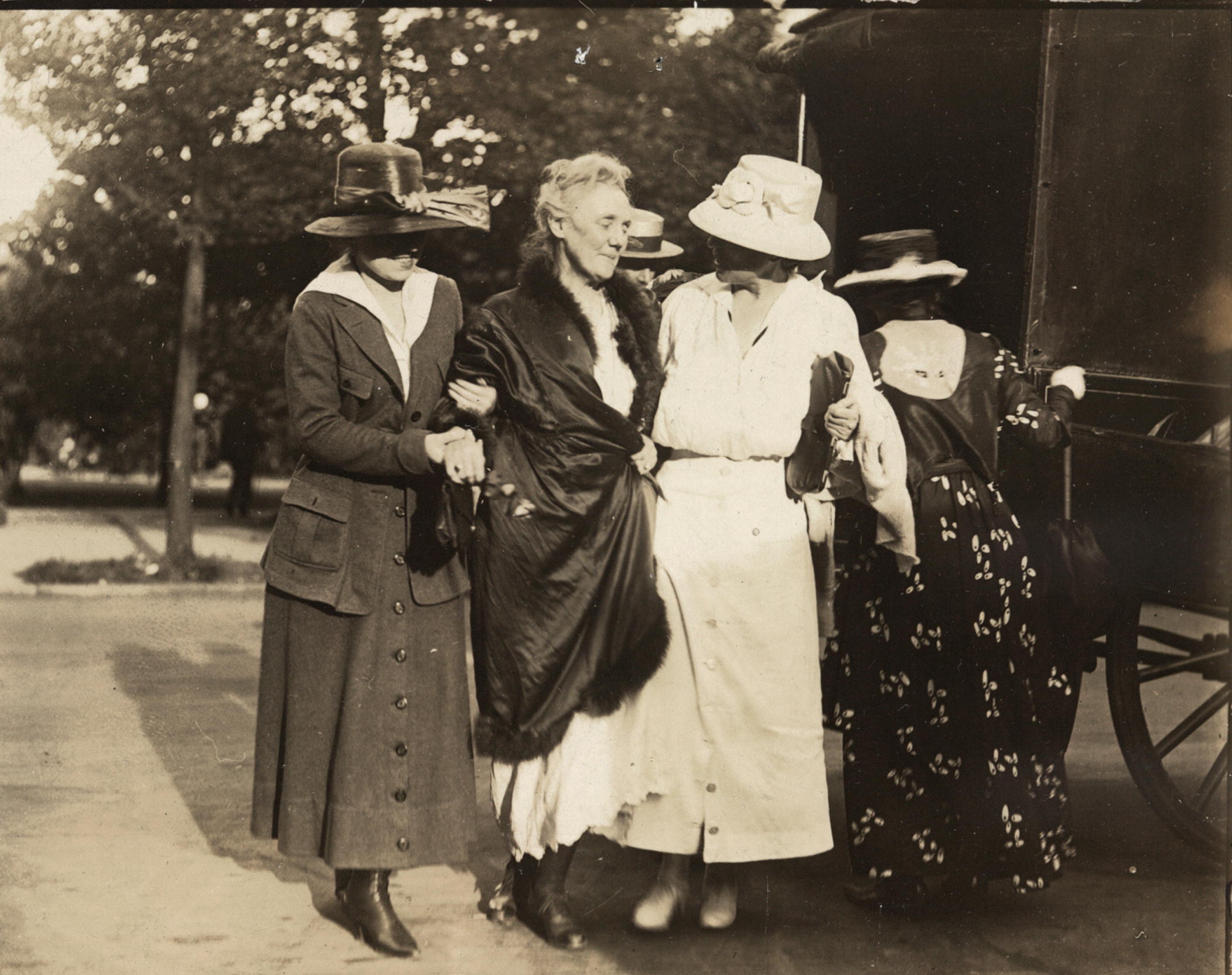 Dora Lewis being assisted from jail after five days on a hunger strike, August 1918